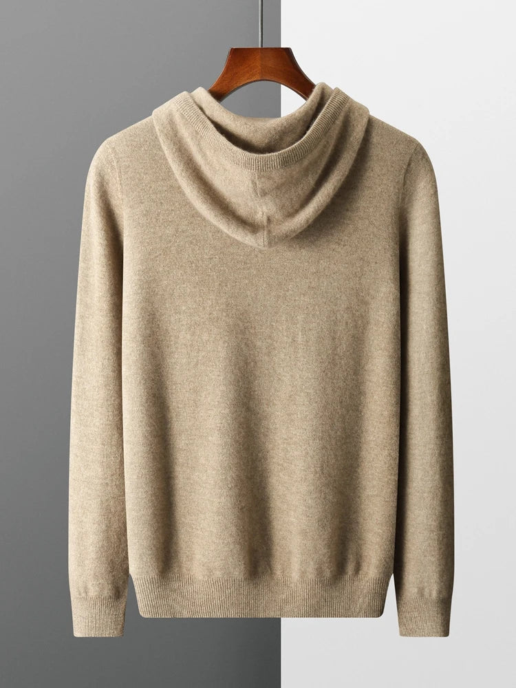 Pull en cachemire Danoir Paris Kensington Luxe Décontracté, couleur camel, doux et élégant, porté sur un mannequin.
