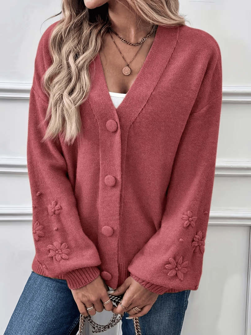 Cardigan classique et élégant Hélène de Danoir Paris en rose pâle, finition soignée, portée élégamment.