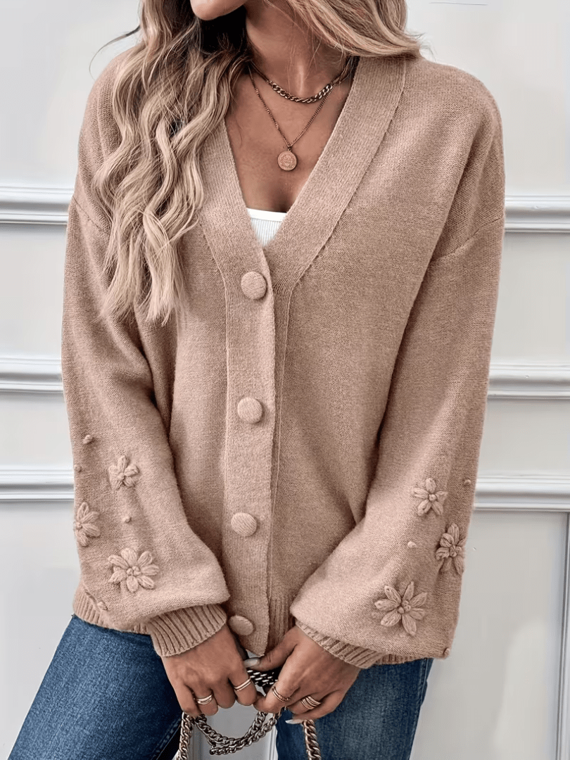 Cardigan classique élégant Hélène de Danoir Paris en rose pâle, tissu doux et finition soignée, porté sur un mannequin.