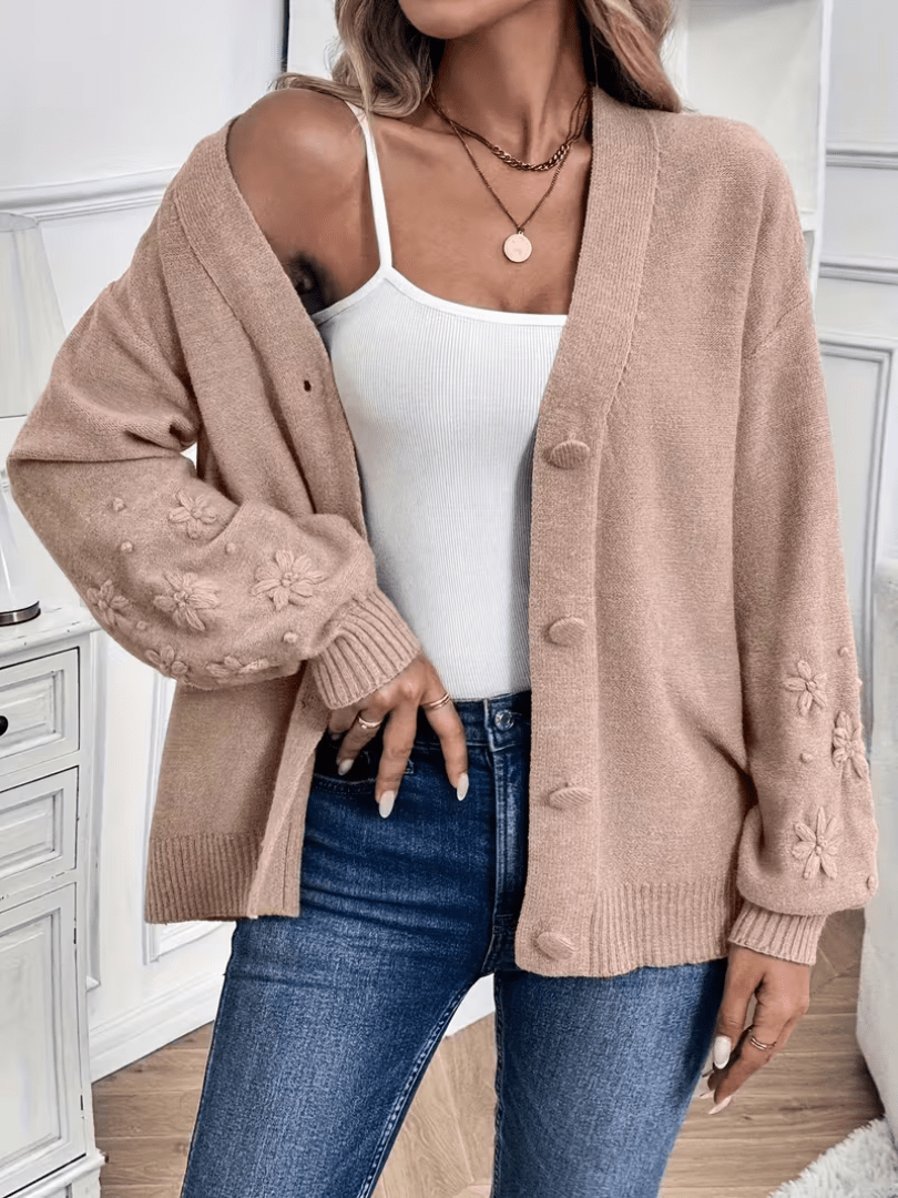 Cardigan classique et élégant Hélène de Danoir Paris en rose pâle, avec col en V et manches longues, pour femme.