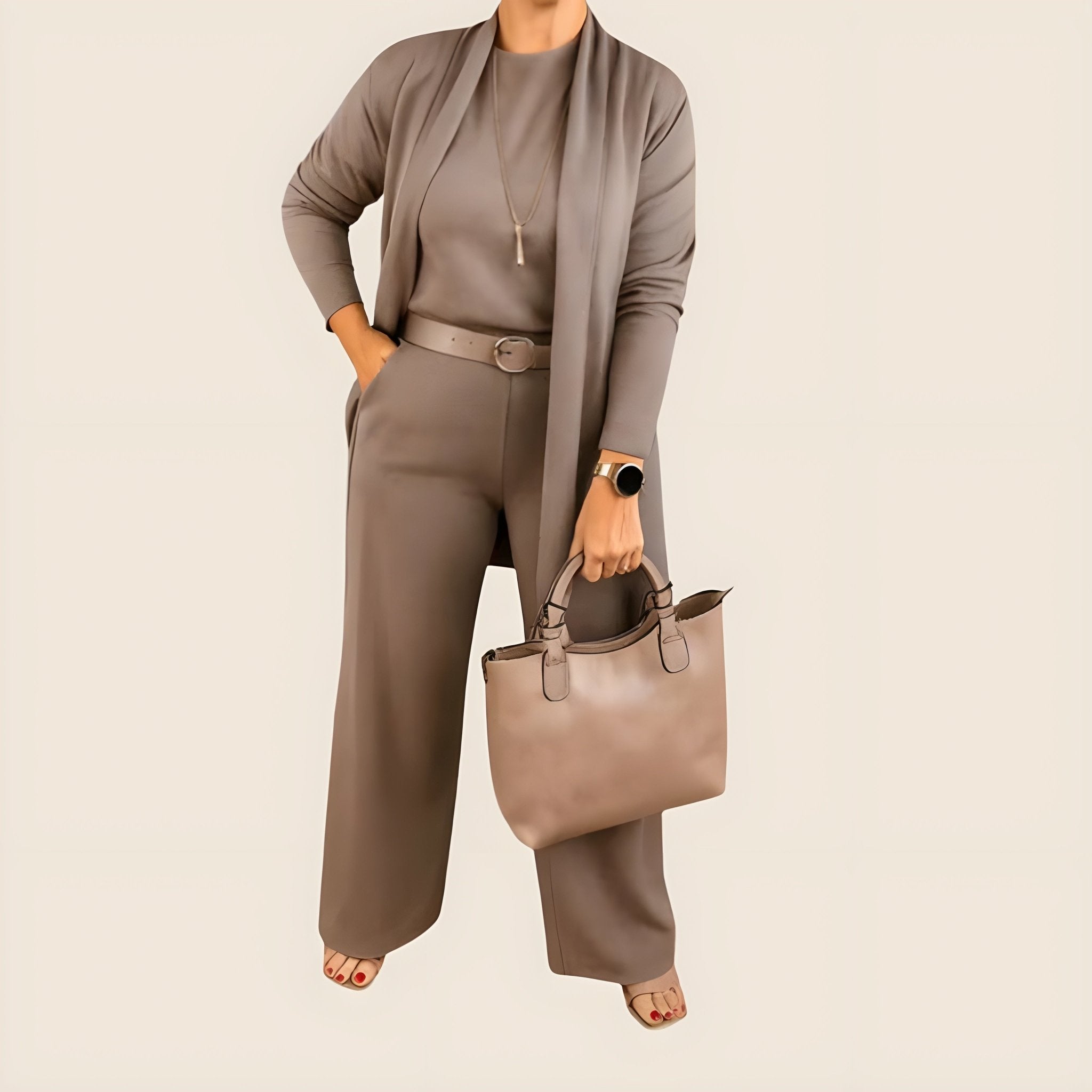 Ensemble élégant et polyvalent Sofía de Danoir Paris en tissu marron clair, présenté sur un mannequin.