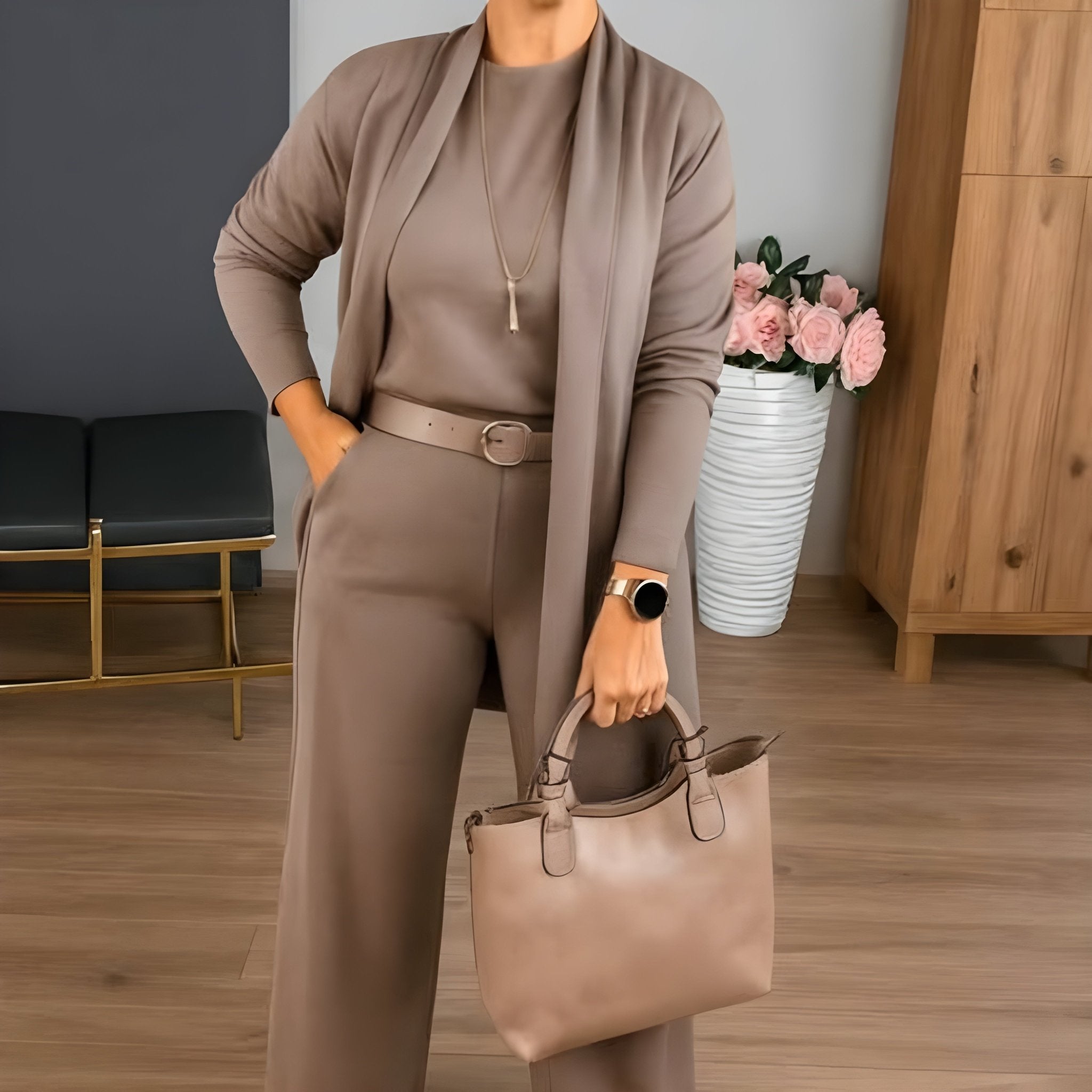 Ensemble élégant Sofia de Danoir Paris, veste et pantalon marron clair, style polyvalent et sophistiqué.