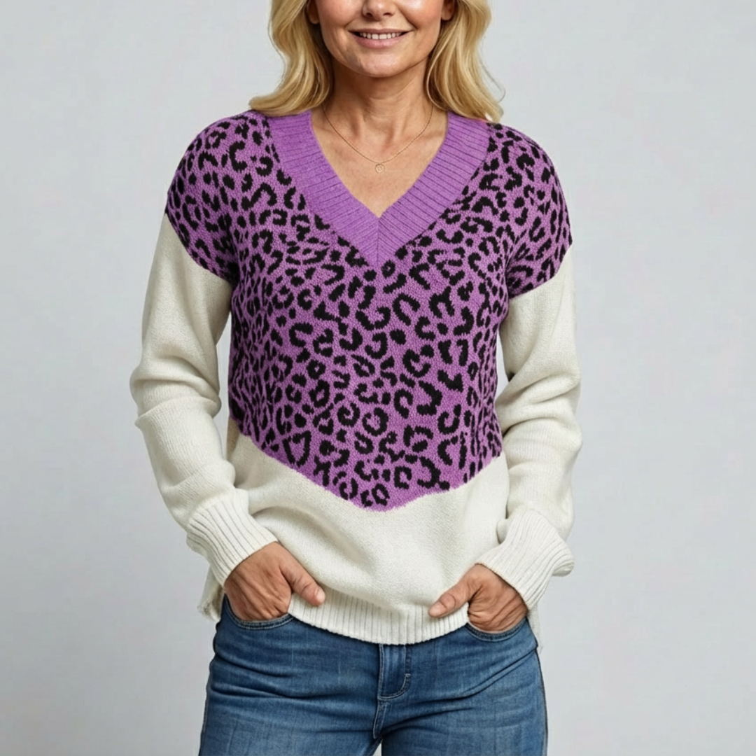 Pull Léopard Chic Isa de Danoir Paris en gris, détail du motif léopard et coupe élégante, parfait pour un style tendance.
