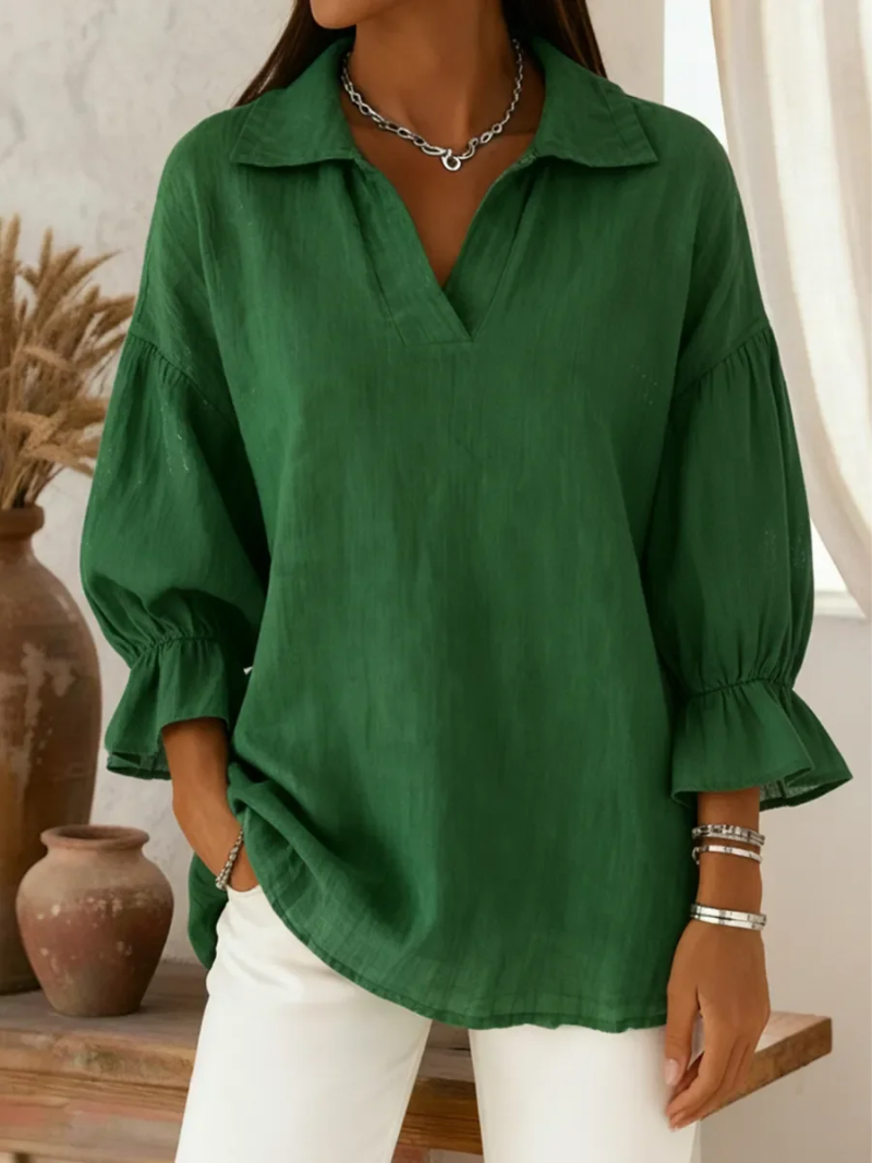 Blouse rouge Danoir Paris Mara, douce et élégante, en tissu léger, portée avec manches longues et col classique.