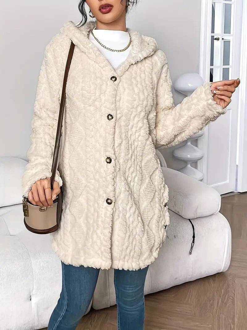 Cardigan beige Danoir Paris Elise Chic Douillet, doux et élégant, porté en mode décontractée.