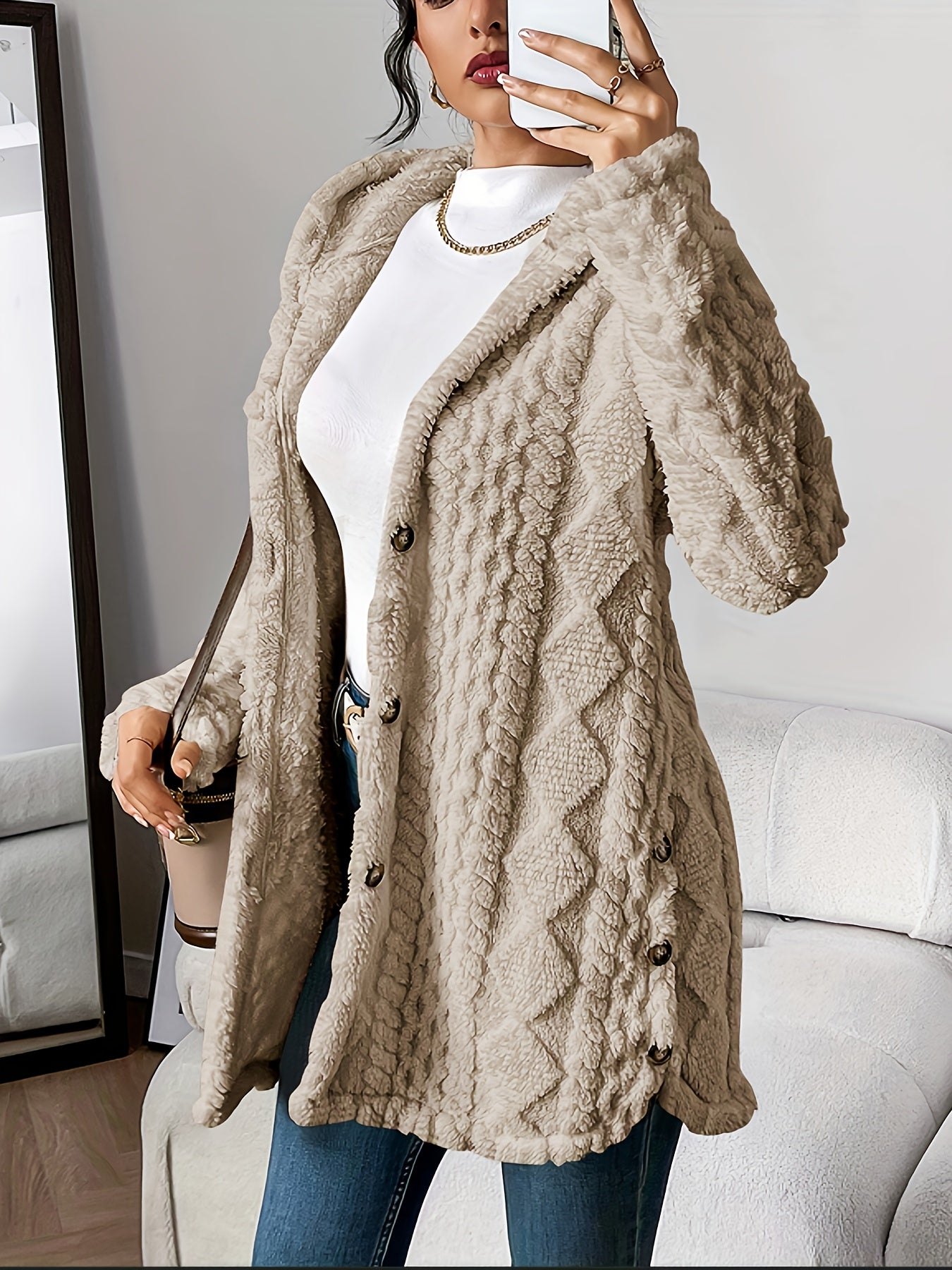 Cardigan élégant Danoir Paris Elise en maille beige, style chic et douillet, porté en image.