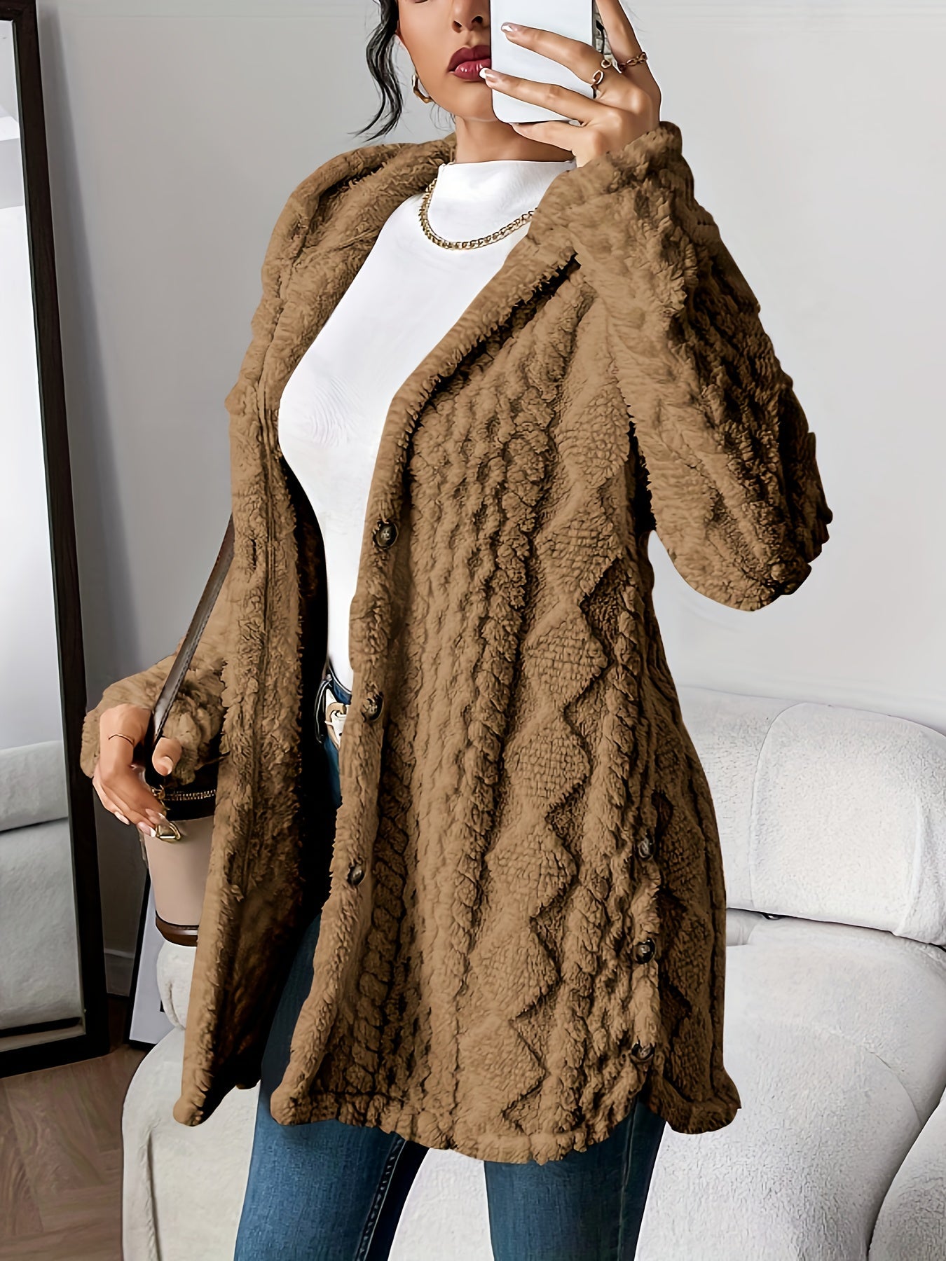 Cardigan beige Danoir Paris Elise Chic Douillet en laine douce, porté sur un modèle, détail du col et des manches.