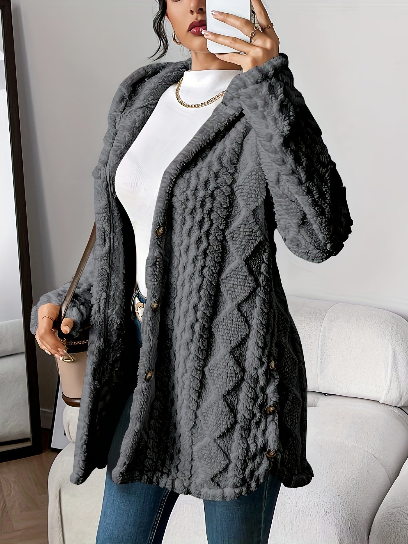 Cardigan beige Danoir Paris Elise Chic Douillet en laine, porté, avec col et manches longues, style élégant et confortable.