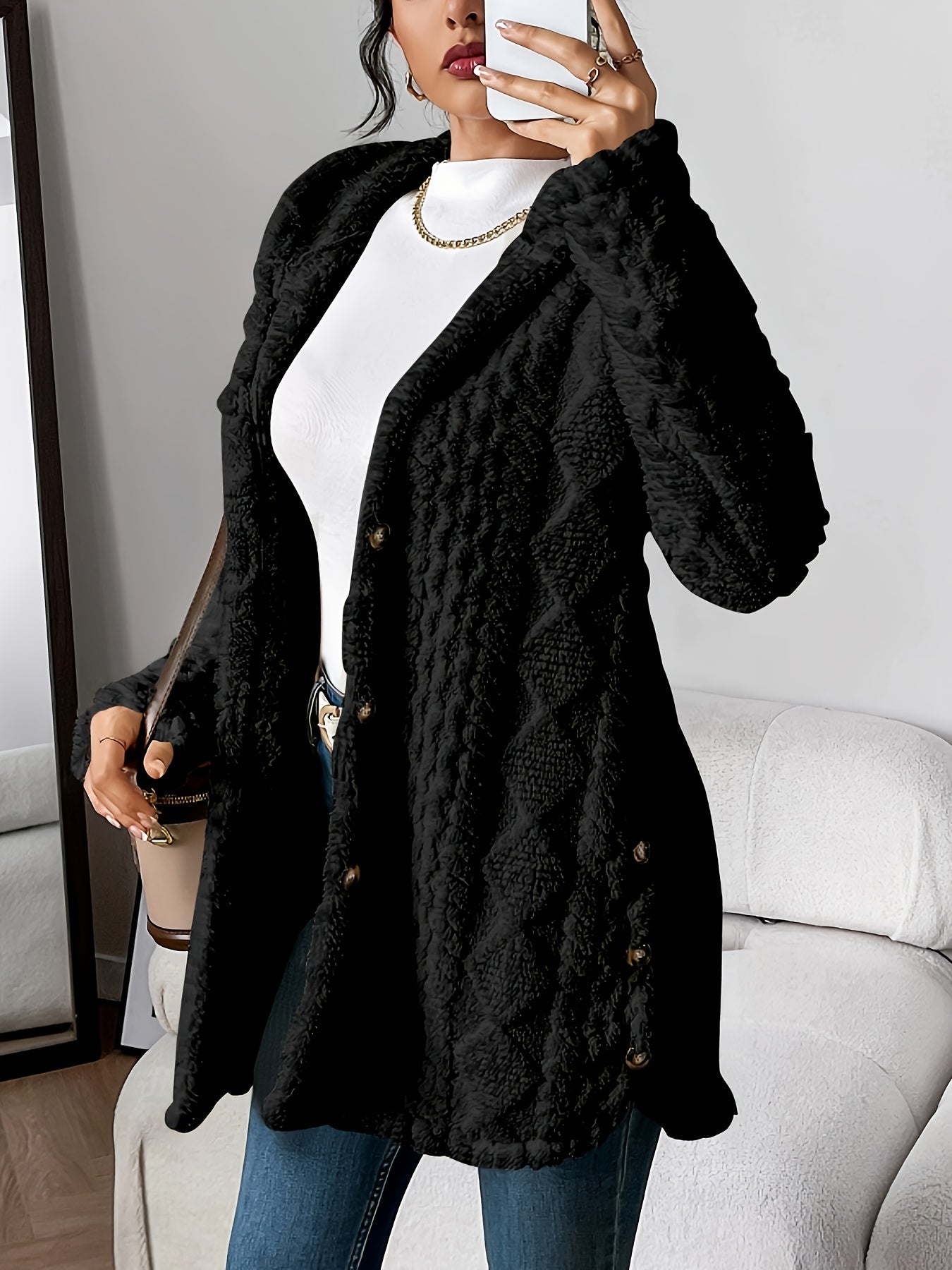 Cardigan beige Danoir Paris Elise Chic Douillet, doux et élégant, porté en mode décontracté ou chic, en gros plan.