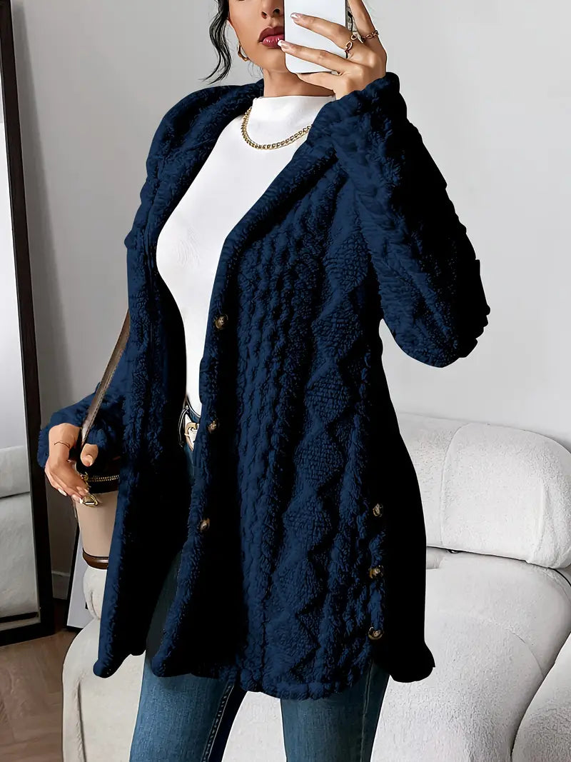 Cardigan beige Elise Danoir Paris, chic et douillet, en maille douce, porté sur un mannequin pour un style élégant.