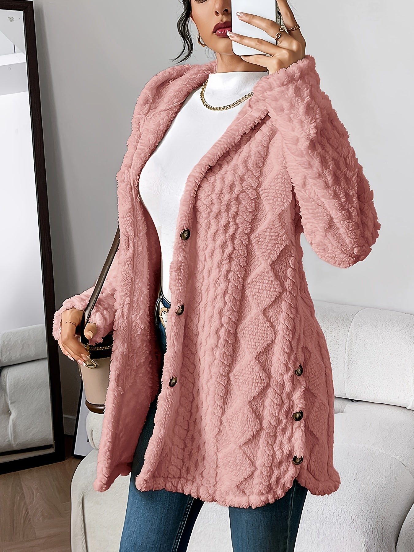 Cardigan beige Danoir Paris Elise Chic Douillet, doux et élégant, porté en mode décontractée.