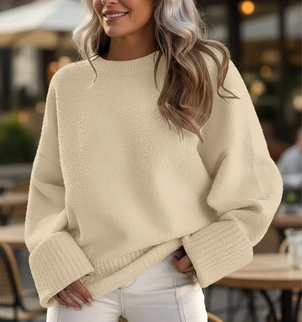 Pull doux et élégant de Danoir Paris, modèle FR1326, couleur beige, porté avec col rond et manches longues.