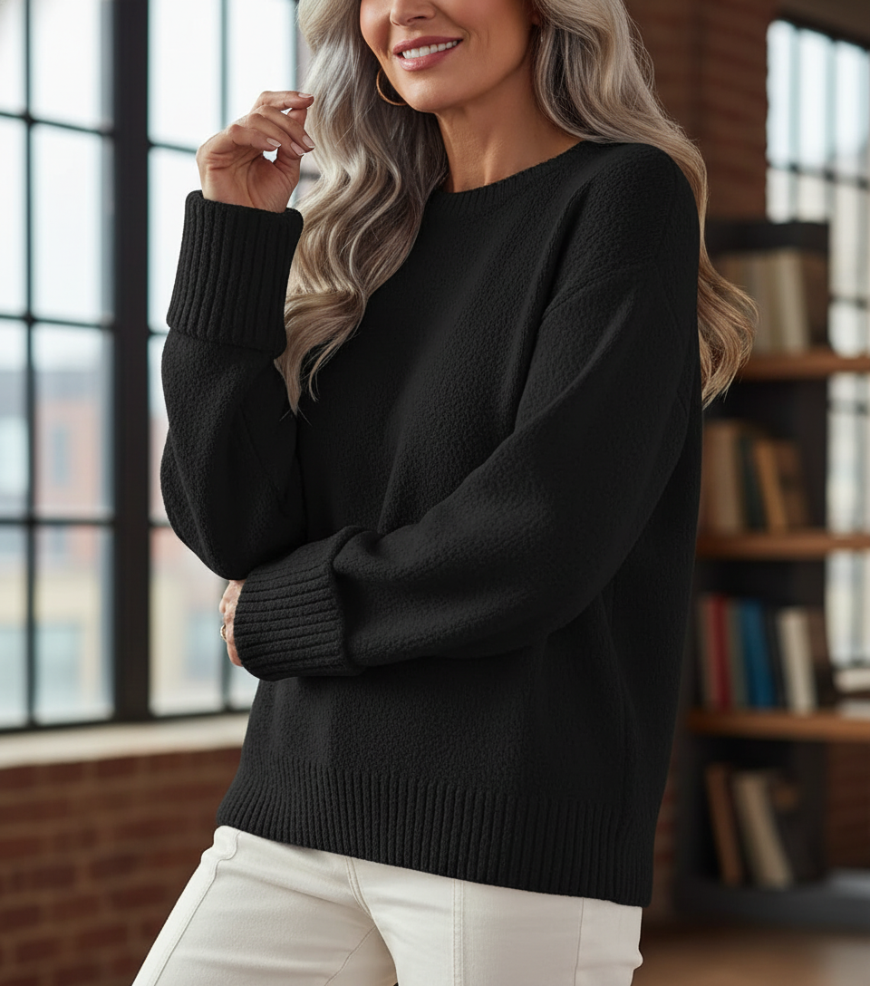 Pull doux et élégant Danoir Paris FR1326 beige, en tissu confortable, porté par un mannequin.