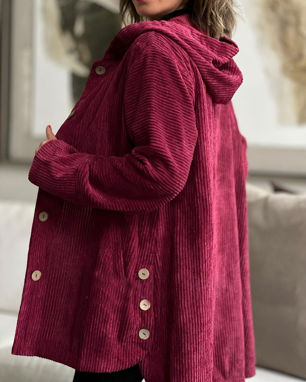 Veste douillette élégante Cordia Danoir Paris en rouge, coupe moderne et confort, idéale pour un style chic et chaud.
