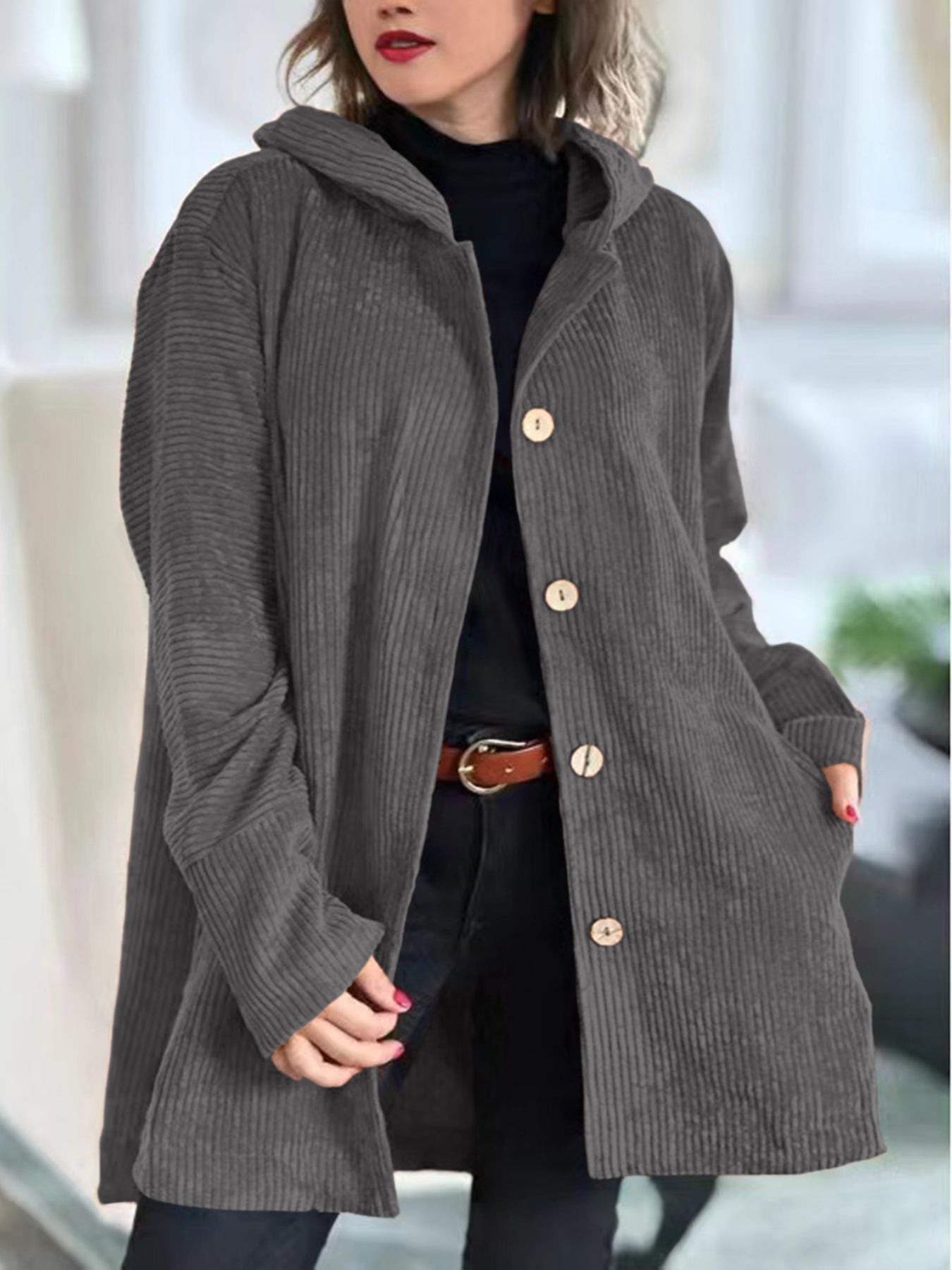 Veste douillette élégante Cordia de Danoir Paris en rouge, coupe ajustée et détails sophistiqués.