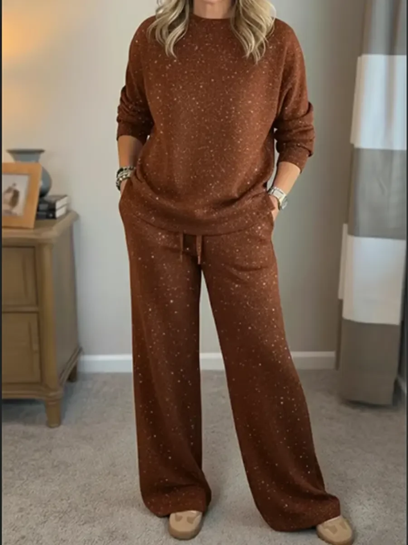 Ensemble décontracté à pois Lana de Danoir Paris, veste rouge à manches longues et pantalon assorti, pour un look casual.