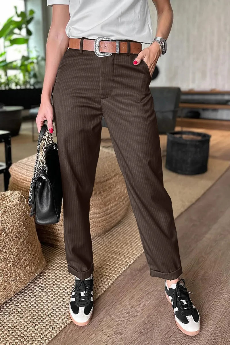 Pantalon élégant Mathilda de Danoir Paris en bleu foncé, pantalon polyvalent pour femmes, tissu fluide et coupe moderne.