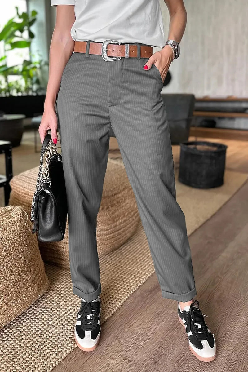 Pantalon élégant Mathilda de Danoir Paris en tissu bleu foncé, style polyvalent, porté avec une coupe moderne.