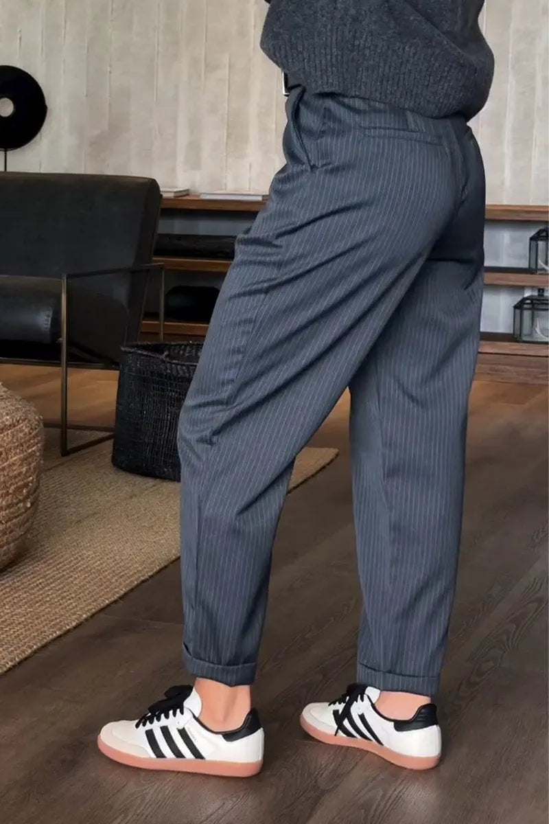 Pantalon élégant et polyvalent Mathilda de Danoir Paris en tissu bleu foncé, porté par un mannequin.