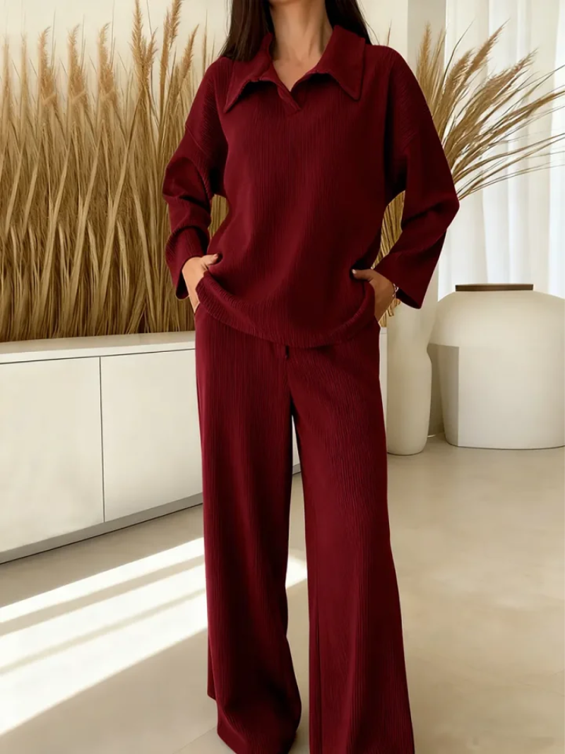 Ensemble Elena doux et élégant de Danoir Paris, en beige, avec une veste et un pantalon assortis, porté par un mannequin.