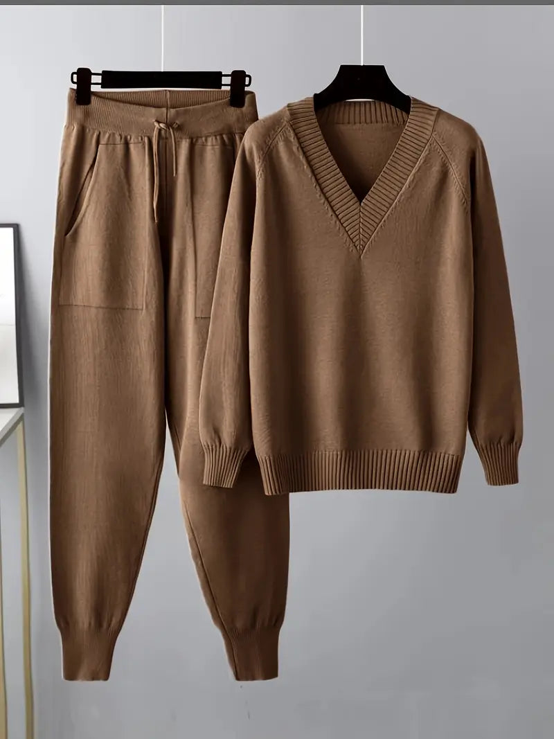 Ensemble Caroline Danoir Paris beige, élégant et confortable, tissu doux, porté sur mannequin avec détails fins.