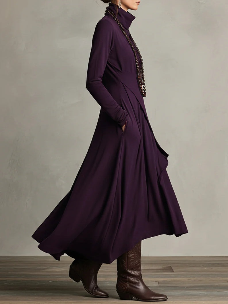 Robe en laine violette Tanya de Danoir Paris, élégante, ajustée, portée avec col montant et manches longues.