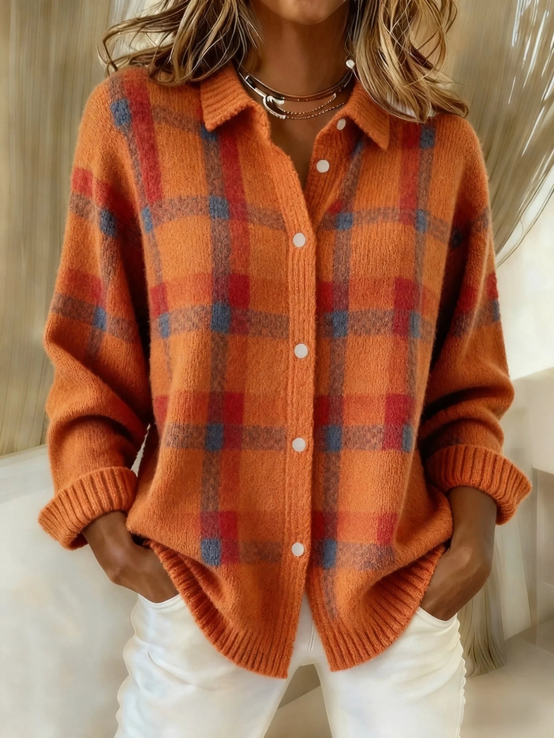 Pull douillet à carreaux Amelia de Danoir Paris en orange, moelleux et confortable pour l'hiver.