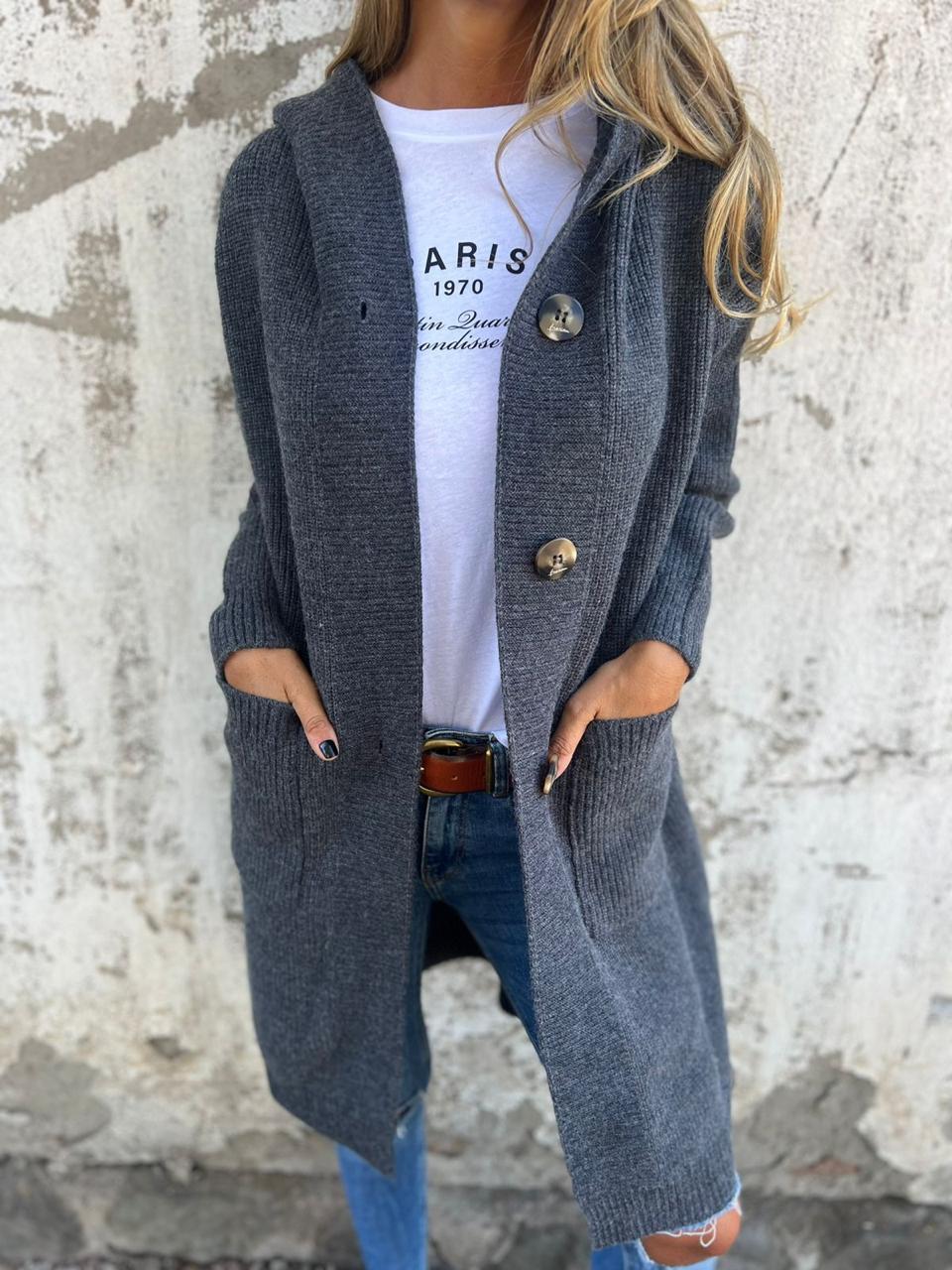 Cardigan long beige Hope Danoir Paris en laine élégante, porté ouvert avec boutons, style sophistiqué et confortable.