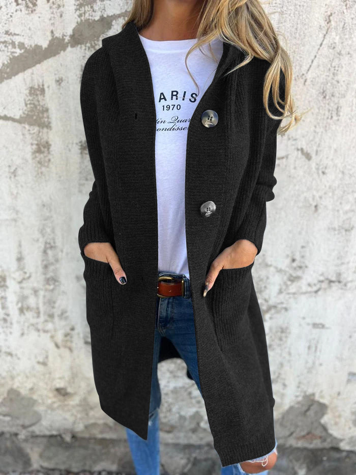 Cardigan long élégant beige Hope de Danoir Paris, coupe sophistiquée, porté par-dessus une tenue décontractée.