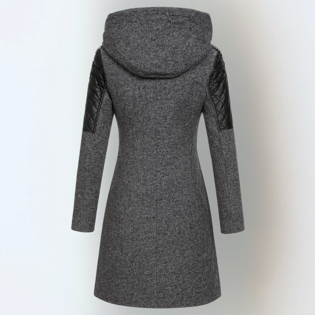 Manteau d'hiver élégant Katrin de Danoir Paris en gris clair, aperçu de face avec col haut et boutons sophistiqués.