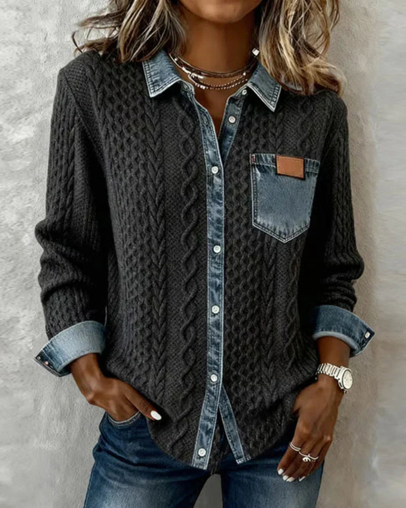 Chemise en denim noir Simone de Danoir Paris, style audacieux avec boutons et coupe moderne, portée décontractée.