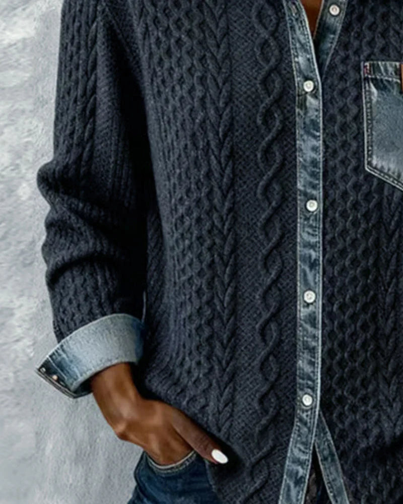 Chemise en denim noire Simone de Danoir Paris, coupe audacieuse avec boutons et col classique, portée en style décontracté.