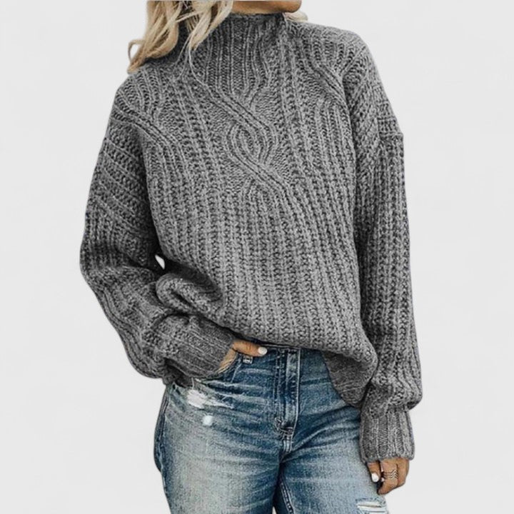 Pull torsadé vert Lerynna de Danoir Paris, élégant, en tissu doux, porté sur mannequin, détail de finition sophistiquée.