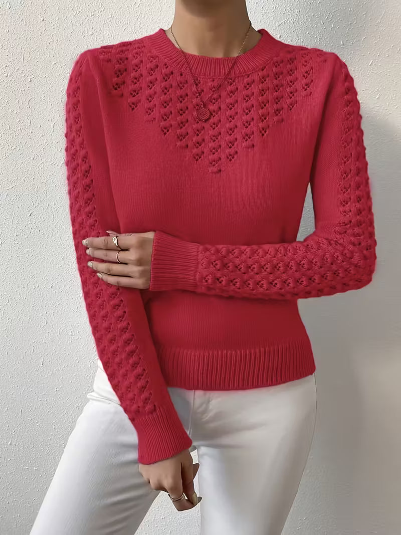 Pull élégant en tricot bleu Shannen de Danoir Paris, coupe ajustée, détails fins, porté sur un mannequin.