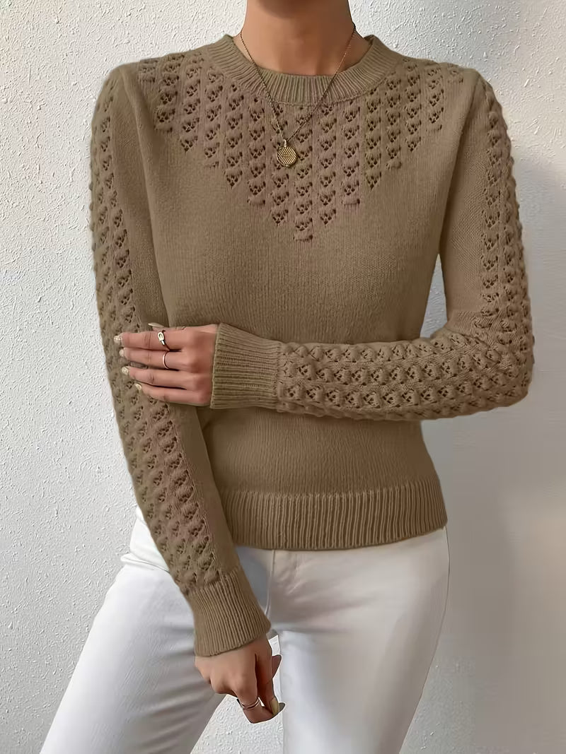 Pull élégant en tricot bleu Shannen de Danoir Paris, coupe ajustée et détails raffinés, port visuel sur mannequin ou porté.
