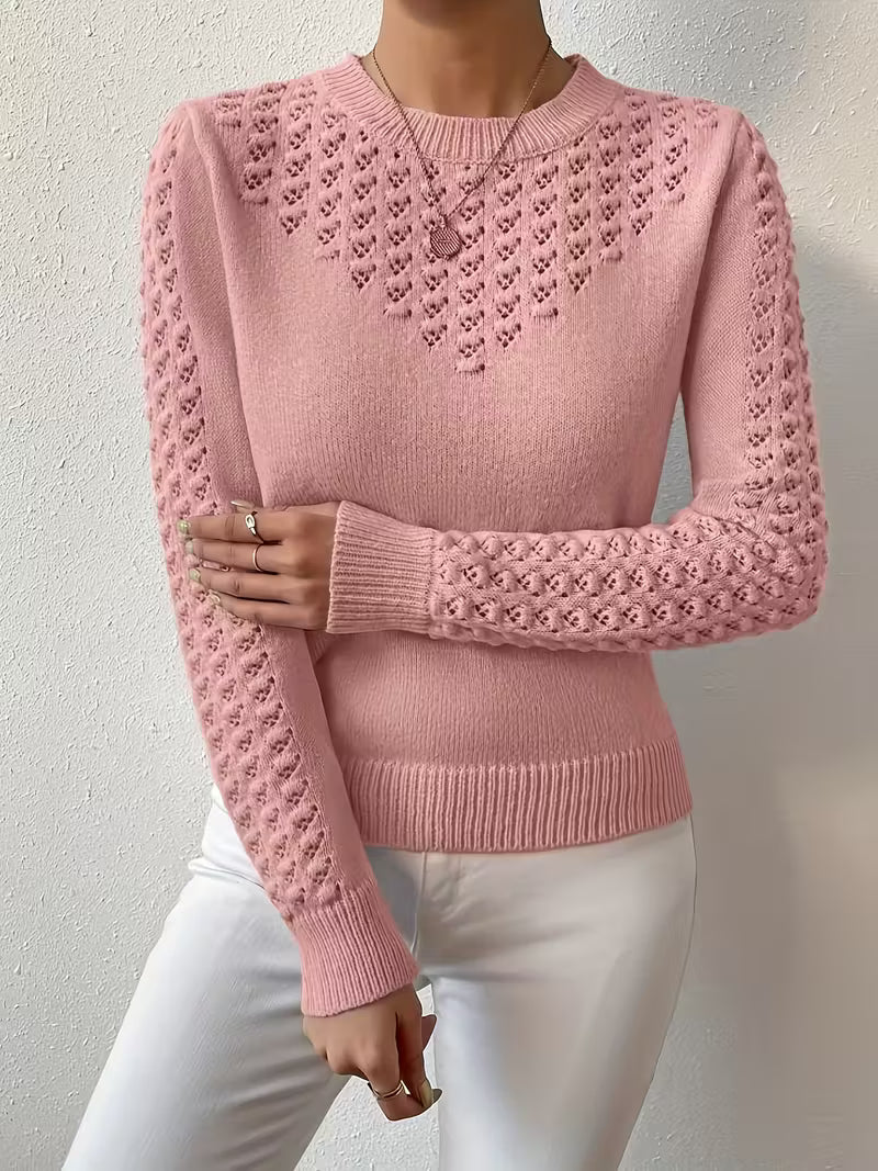 Pull en tricot bleu élégant Shannen de Danoir Paris, coupe ajustée, porté sur un fond neutre.