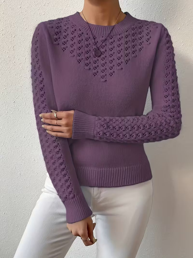 Pull élégant en tricot bleu Shannen de Danoir Paris, coupe ajustée, porté sur mannequin, détail du col rond.