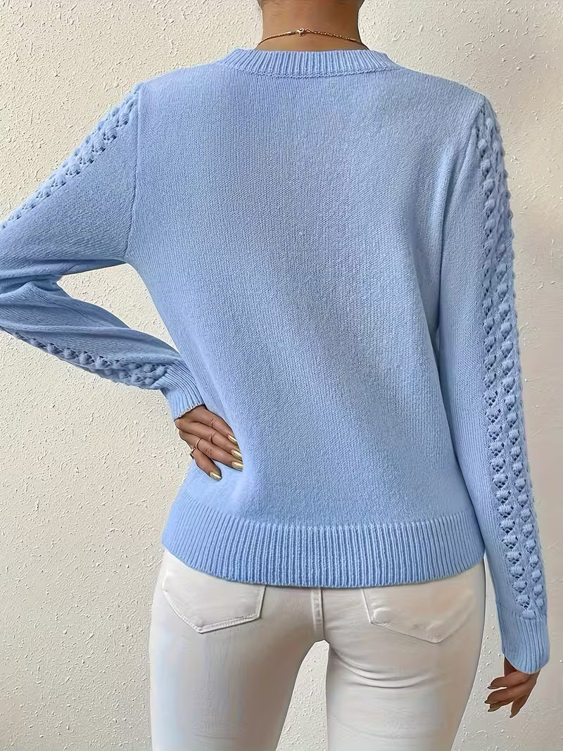 Pull élégant en tricot bleu Shannen de Danoir Paris, coupe ajustée, texture douce, porté par un mannequin.