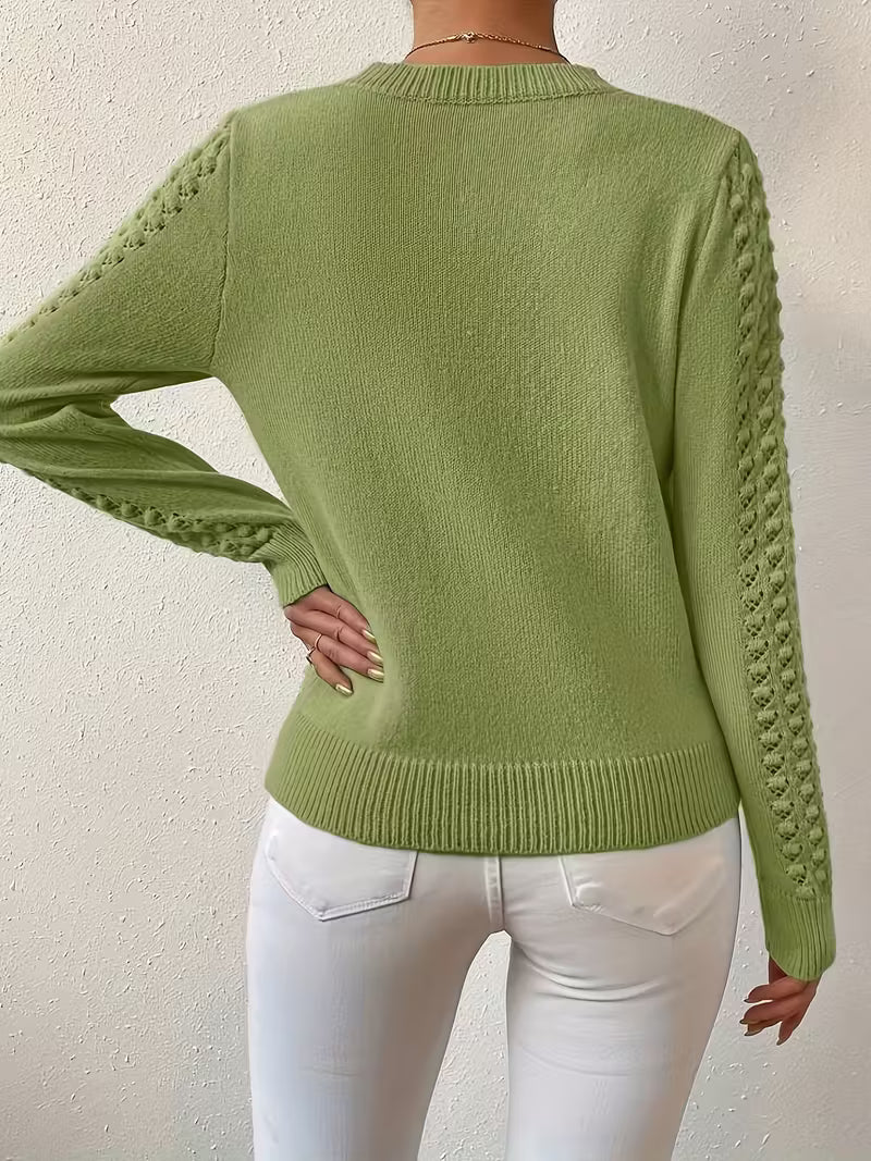 Pull élégant en tricot bleu Shannen de Danoir Paris, coupe ajustée, texture douce, porté sur un mannequin.