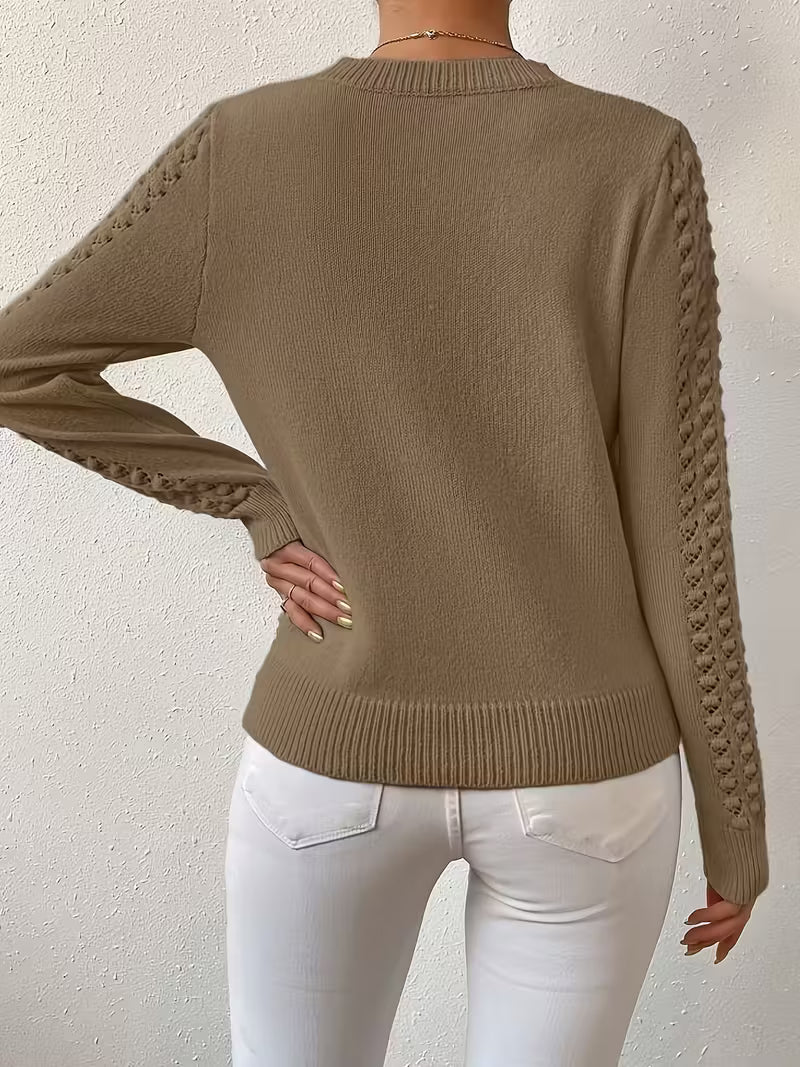 Pull élégant en tricot bleu Shannen de Danoir Paris, coupe ajustée et texture douce visible sur le modèle.