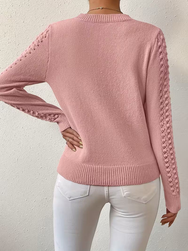 Pull élégant en tricot bleu Shannen de Danoir Paris, taille XS, porté sur mannequin avec détails du tissu et coupe raffinée.