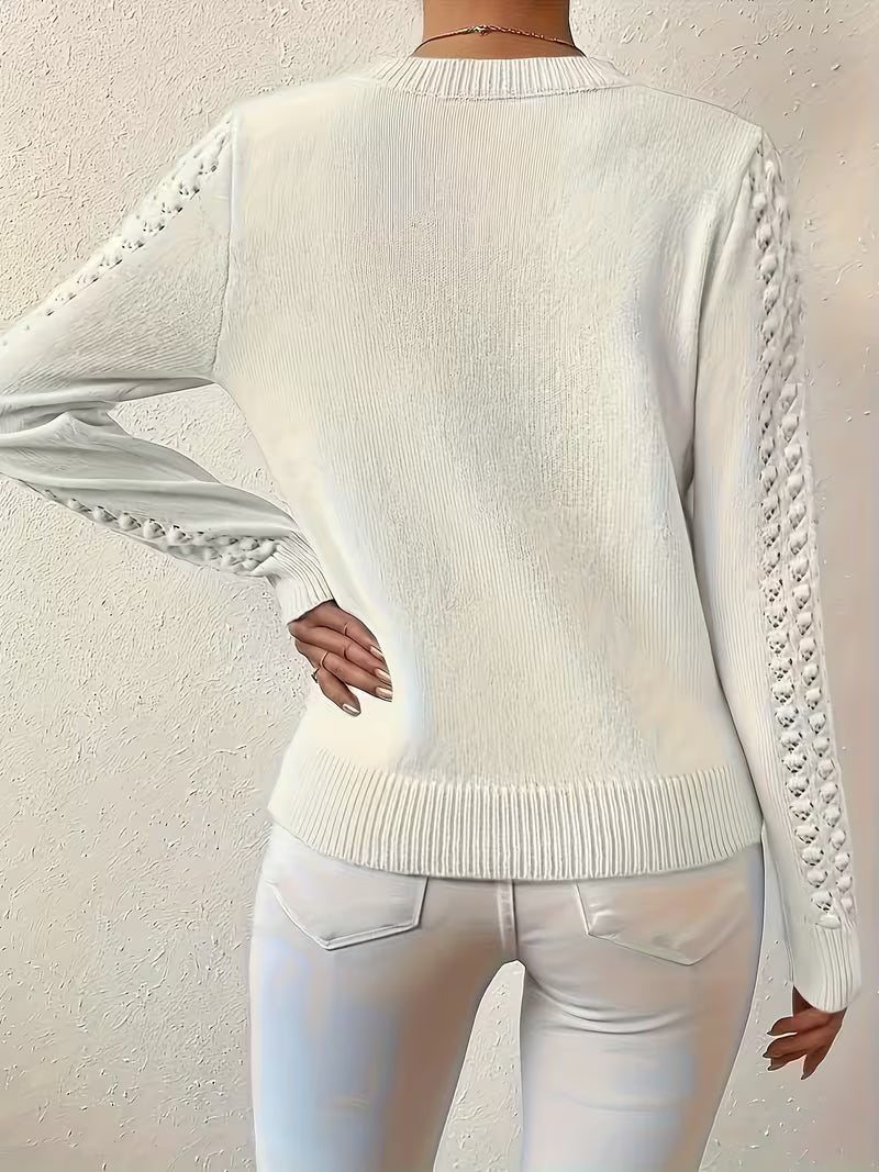 Pull élégant en tricot bleu Shannen de Danoir Paris, coupe ajustée, manches longues et col rond, porté sur un fond neutre.