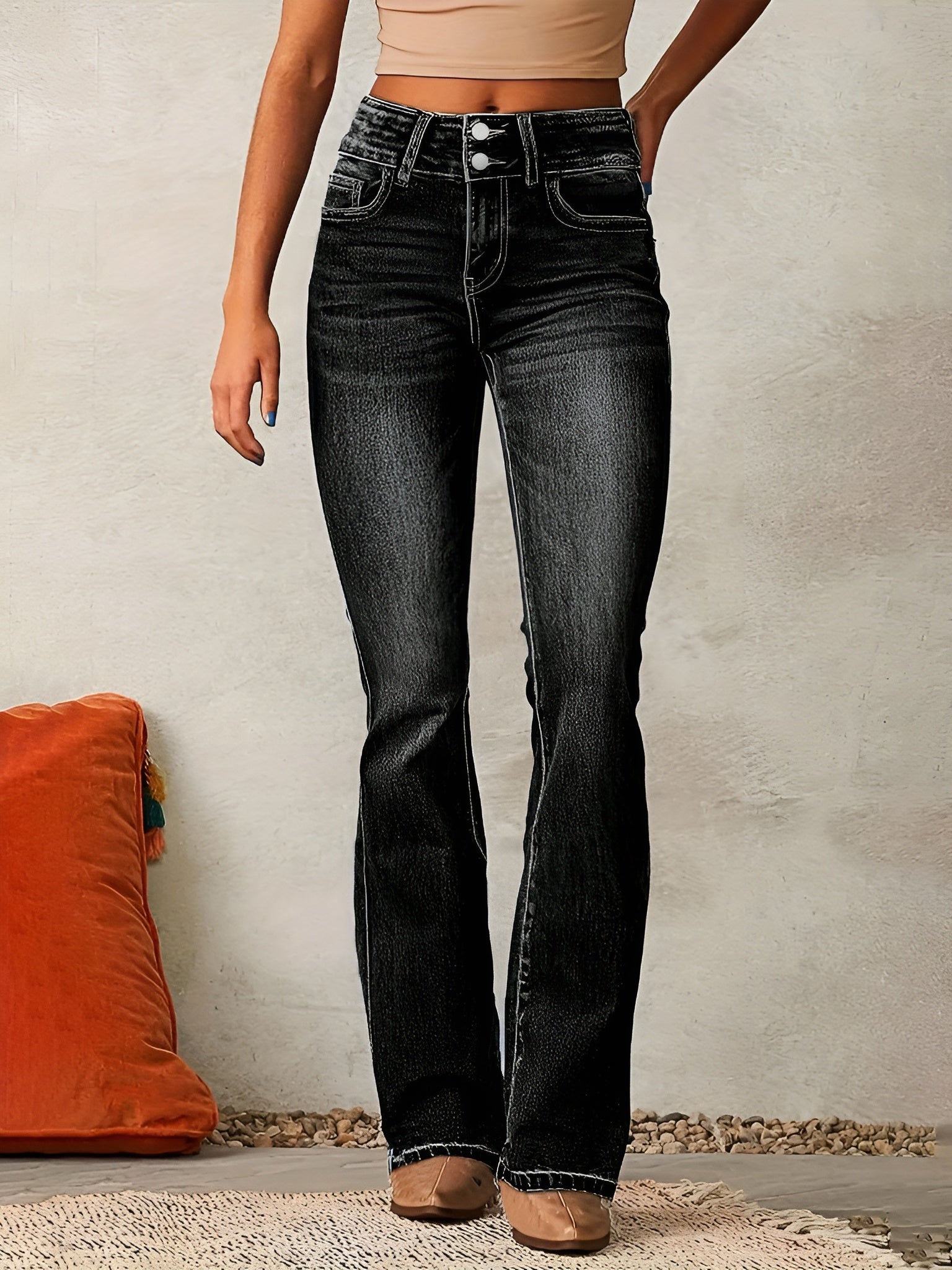 Jeans évasés Danoir Paris Alana en denim bleu clair, coupe confortable, détails tendance, devant et arrière visibles.
