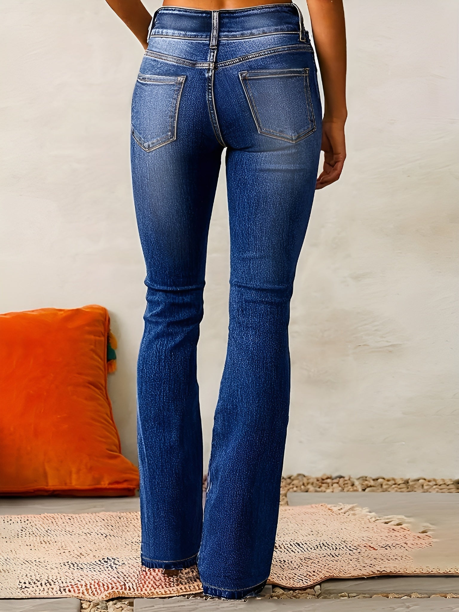Jeans évasés bleus clair Danoir Paris Alana, confortables et tendance, montrés en détail sur un fond neutre.