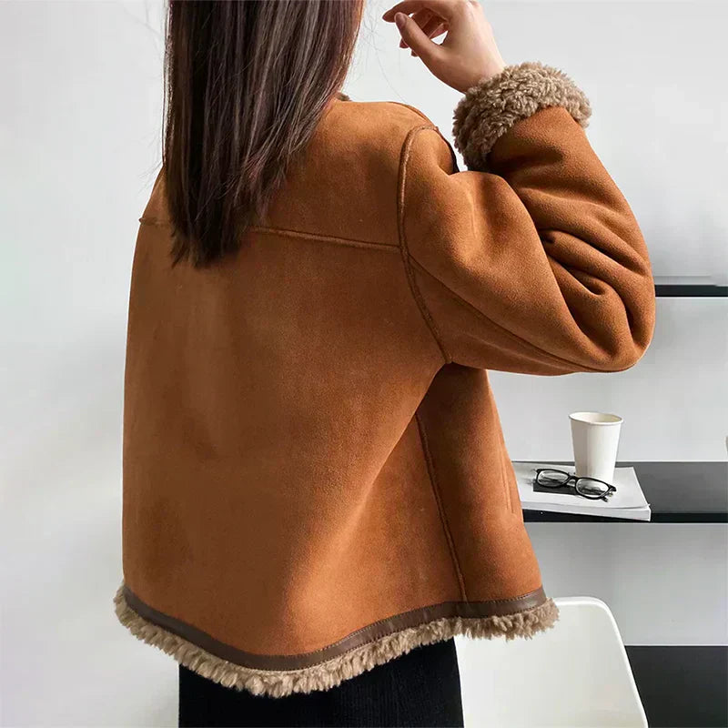 Veste chic en mouton marron Rosa par Danoir Paris, élégante et douce, avec col en laine et finition raffinée.
