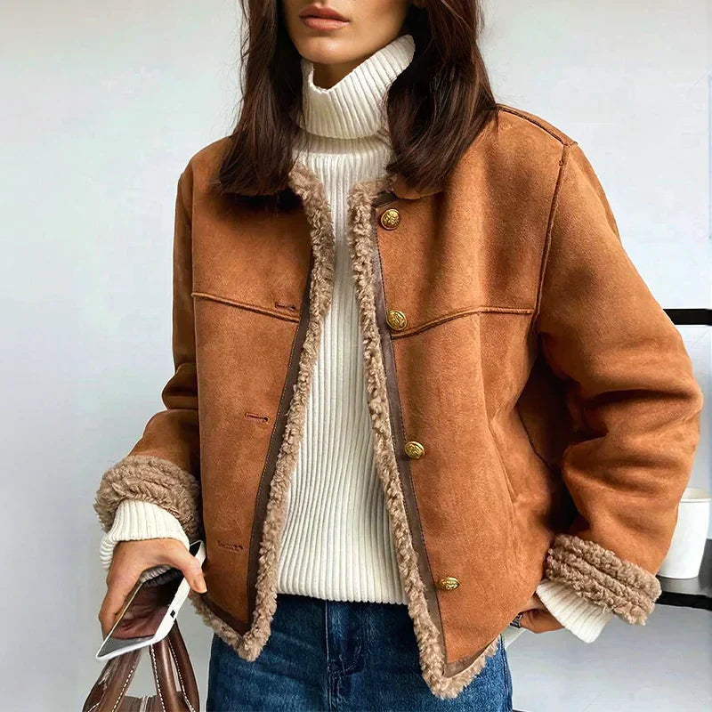 Veste chic en mouton marron Rosa de Danoir Paris, style élégant, coupe ajustée, doublure douce et détails raffinés.