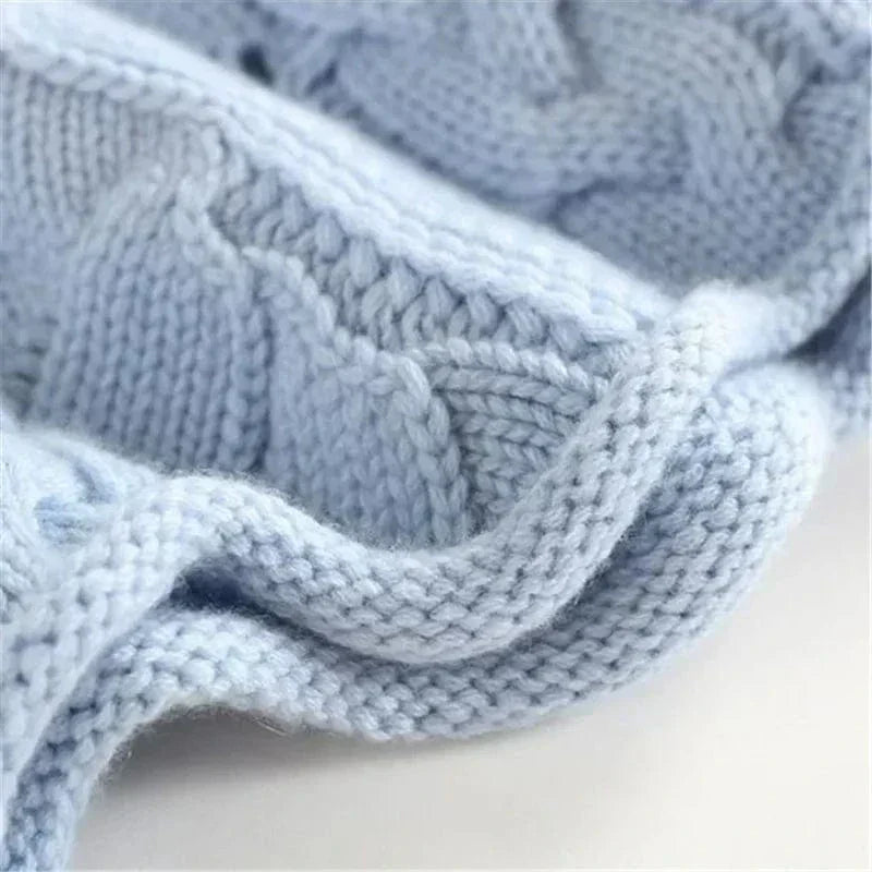 Pull roulé élégant Jennan de Danoir Paris, en bleu presque épuisé, taille XS, détail sophistiqué visible sur l'image.