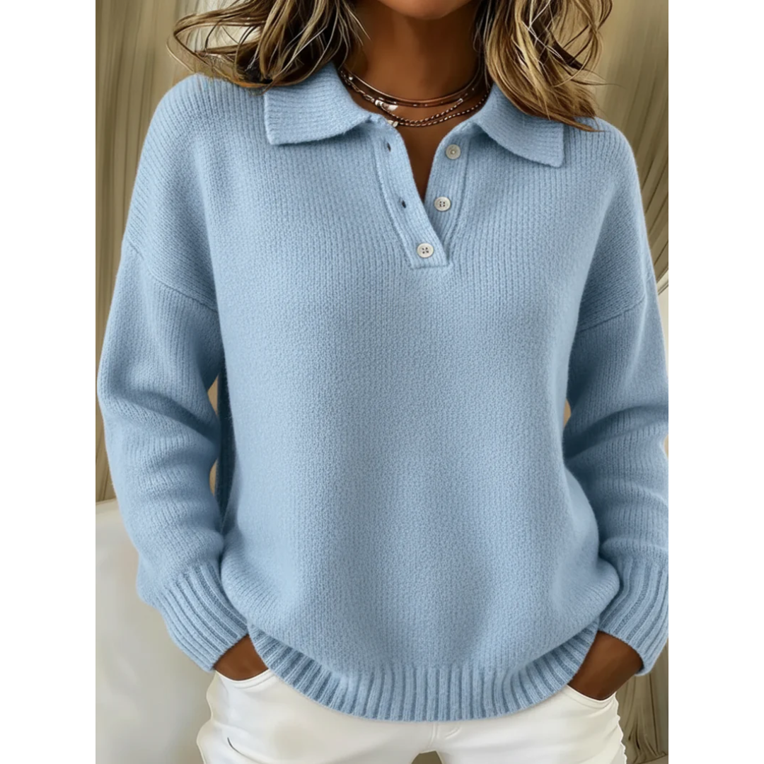 Pull polo élégant Clara de Danoir Paris en bleu, doux et sophistiqué, avec col polo et finition soignée.