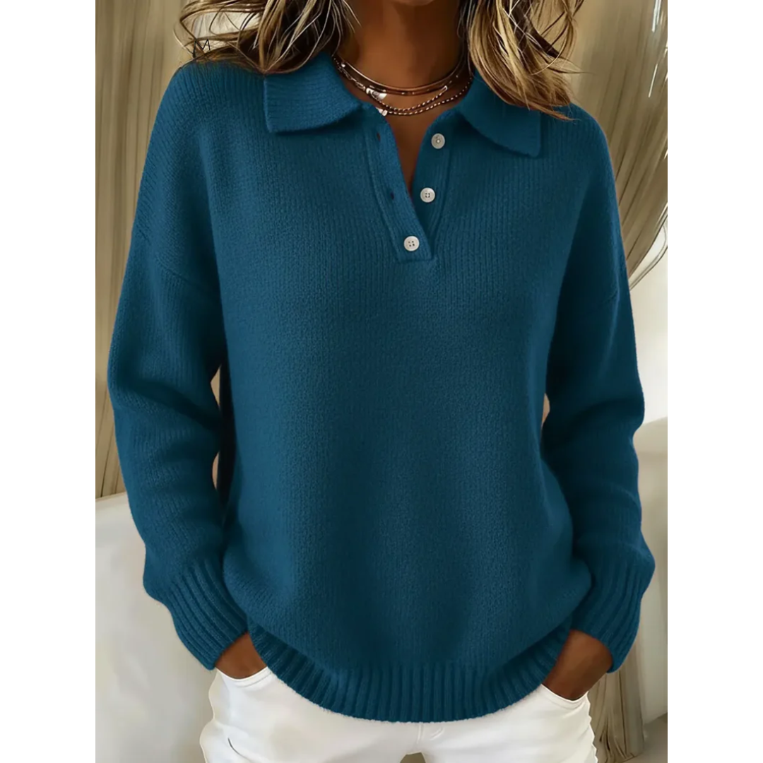 Pull polo élégant Clara de Danoir Paris en bleu, finition douce et style sophistiqué, parfait pour un look chic et confortable.