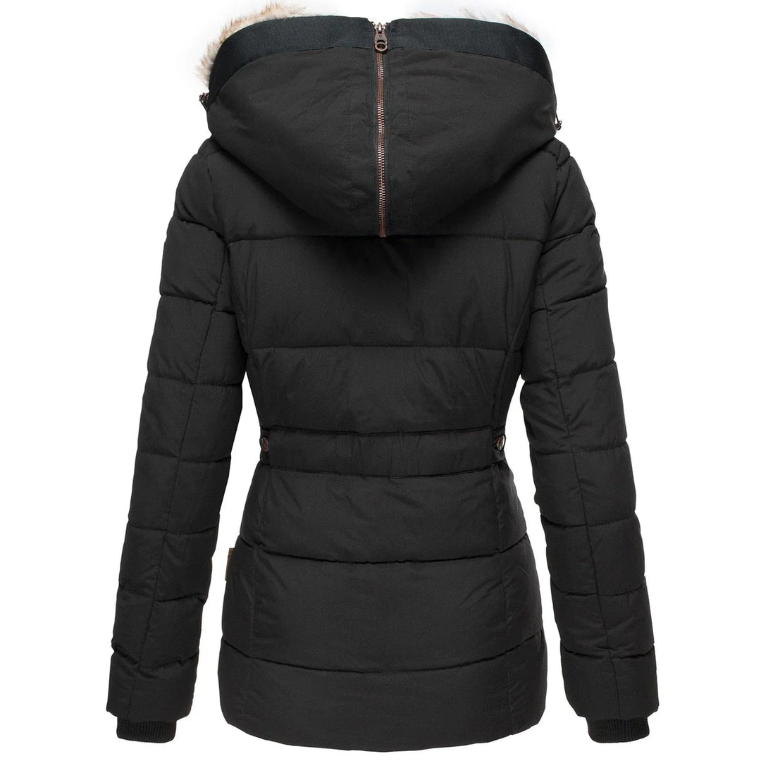 Doudoune élégante noire avec capuche Sofiana de Danoir Paris, vue de face, tissu chaud et design moderne.
